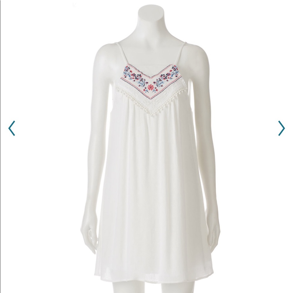 Juniors NWT Trixxi Embroidered Shift Dress
